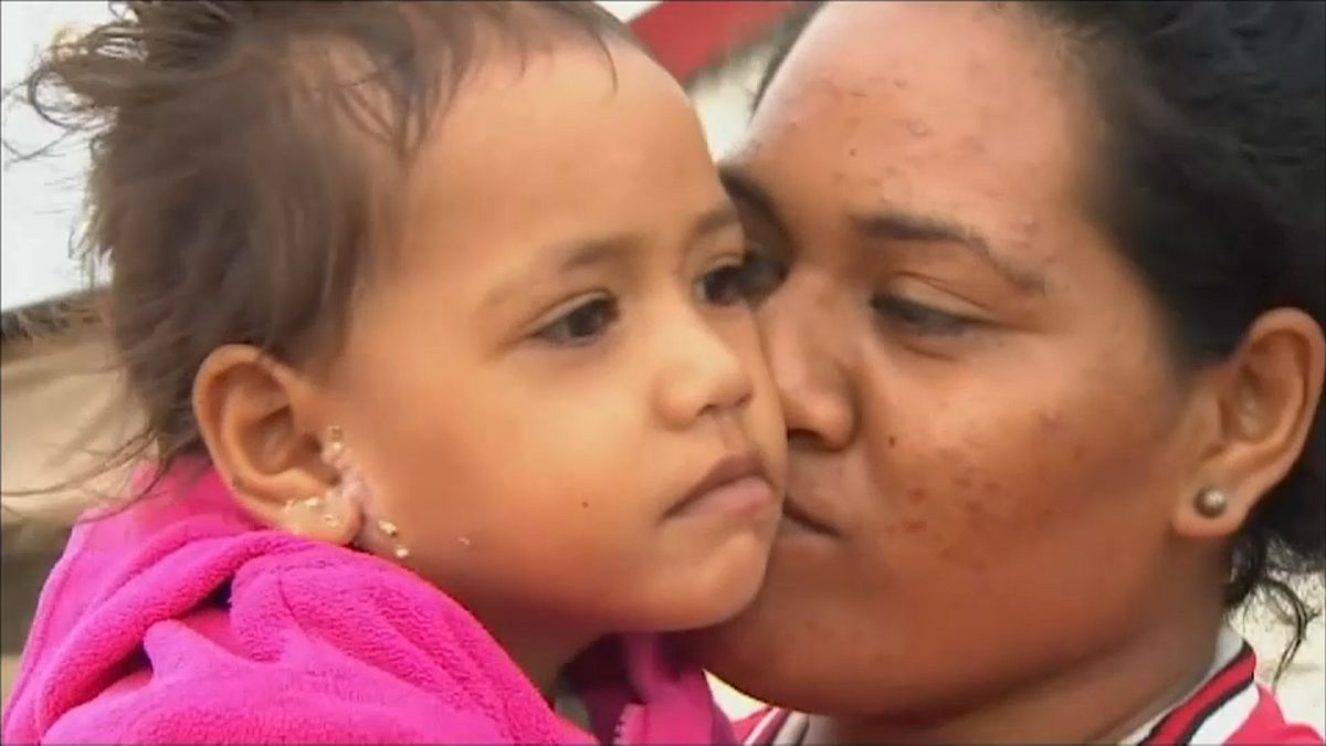 Verwüstet: Bewohner Tongas stehen vor den Trümmern