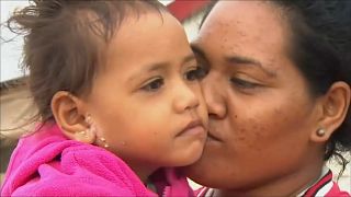 Verwüstet: Bewohner Tongas stehen vor den Trümmern
