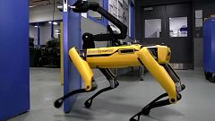 Робот открывает двери