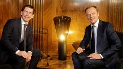 Kurz és Tusk a tárgyalóasztal mellett