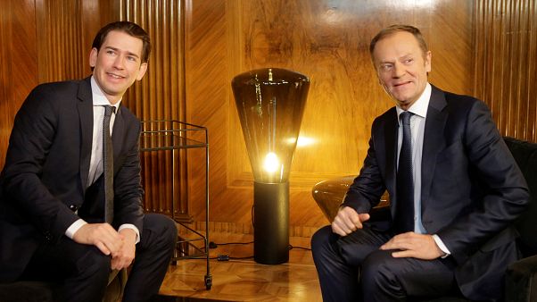 Kurz és Tusk a tárgyalóasztal mellett Kurz és Tusk a tárgyalóasztal mellett