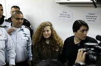 Ahed Tamimit kísérik az Ofer katonai börtön tárgyalótermébe 2018.01.15-én.