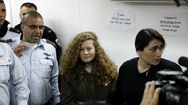 Ahed Tamimit kísérik az Ofer katonai börtön tárgyalótermébe 2018.01.15-én. Ahed Tamimit kísérik az Ofer katonai börtön tárgyalótermébe 2018.01.15-én.