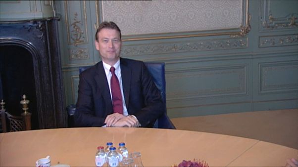 Ministro dos Negócios Estrangeiros holandês demite-se depois de admitir que mentiu Ministro dos Negócios Estrangeiros holandês demite-se depois de admitir que mentiu