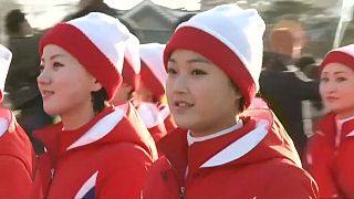 Claque norte-coreana menos sorridente