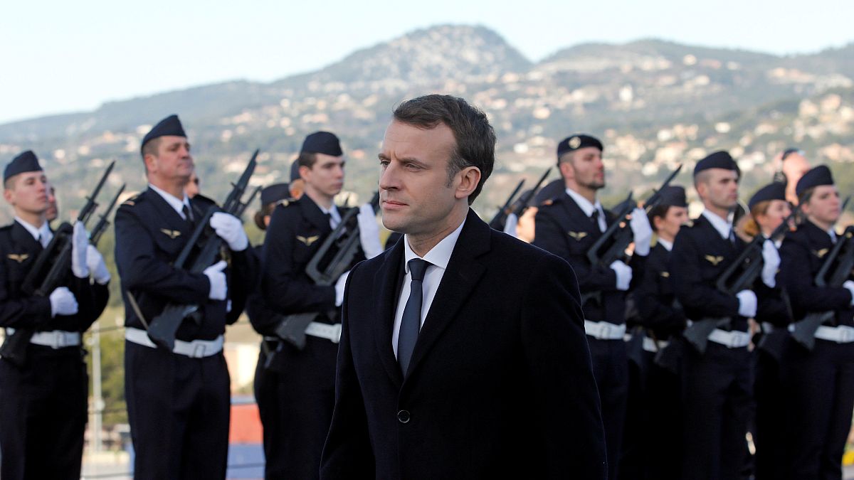 Fransa zorunlu askerliğin geri getirilmesini tartışıyor