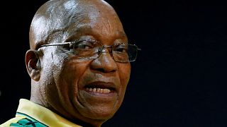 El presidente de Sudáfrica, Jacob Zuma, entre la espada y la pared