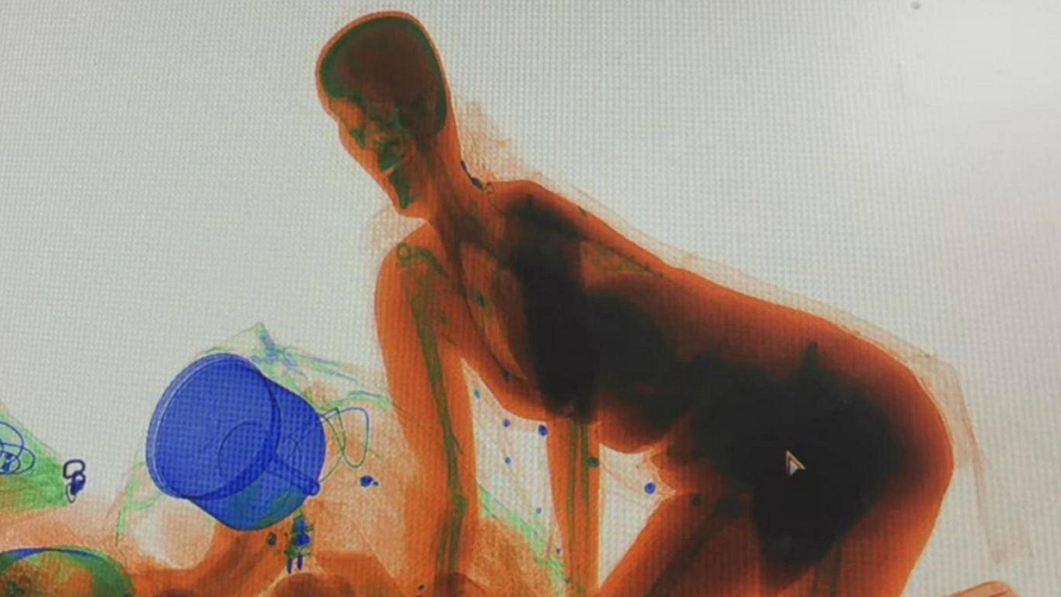 شاهد بالفيديو: خافت على حقيبتها من السرقة فدخلت معها إلى قلب جهاز المسح بالأشعة 