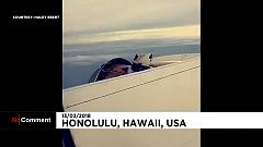 У самолета United Airlines отлетела обшивка двигателя