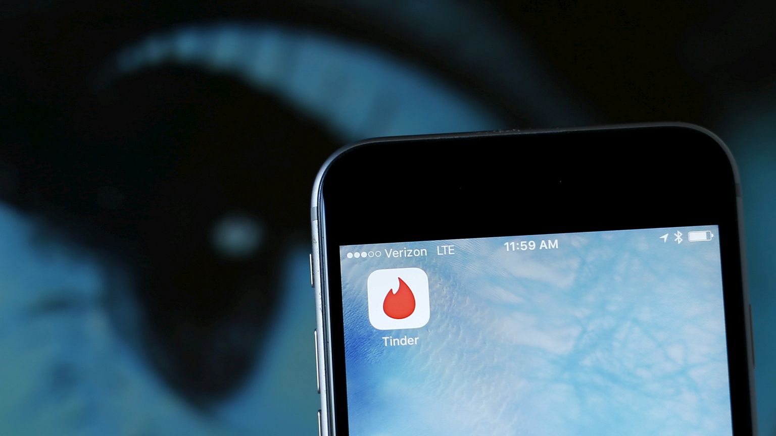 La aplicación para citas Tinder se muestra en un Apple iPhone.