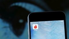 La aplicación para citas Tinder se muestra en un Apple iPhone.