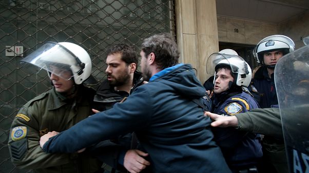 Ένταση σε συμβολαιογραφικό γραφείο Ένταση σε συμβολαιογραφικό γραφείο