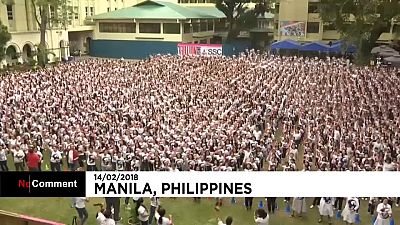Miles de niñas y educadoras bailan en Manila por el fin de la violencia contra las mujeres