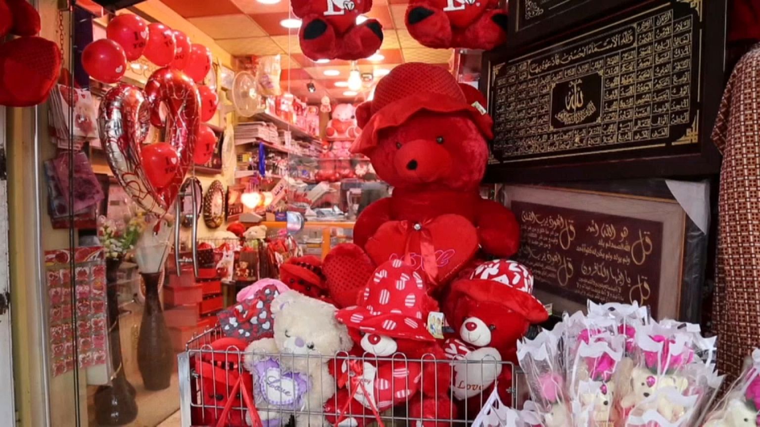 عيد الحب يرفرف مجددا بأجنحته فوق الموصل بعد حظره من داعش 