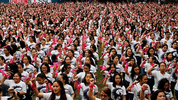 Filipinli kadınlar kadına yönelik şiddete dikkat çekmek için dans etti Filipinli kadınlar kadına yönelik şiddete dikkat çekmek için dans etti