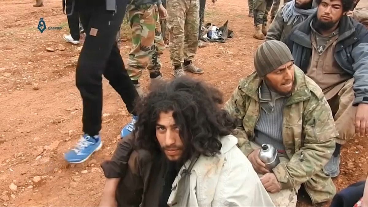 شاهد: المئات من عناصر داعش يسلمون أنفسهم لقوات المعارضة السورية
