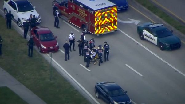 Un herido es trasladado a una ambulancia Un herido es trasladado a una ambulancia