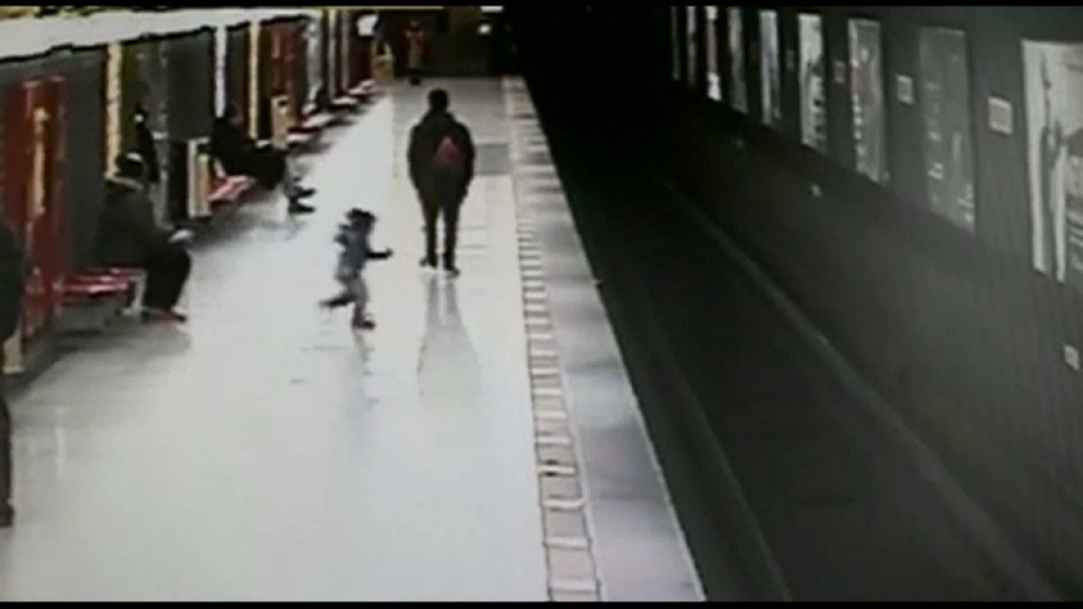 شاهد.. إنقاذ طفل سقط على السكة الحديدية قبل ثوان من وصول القطار 