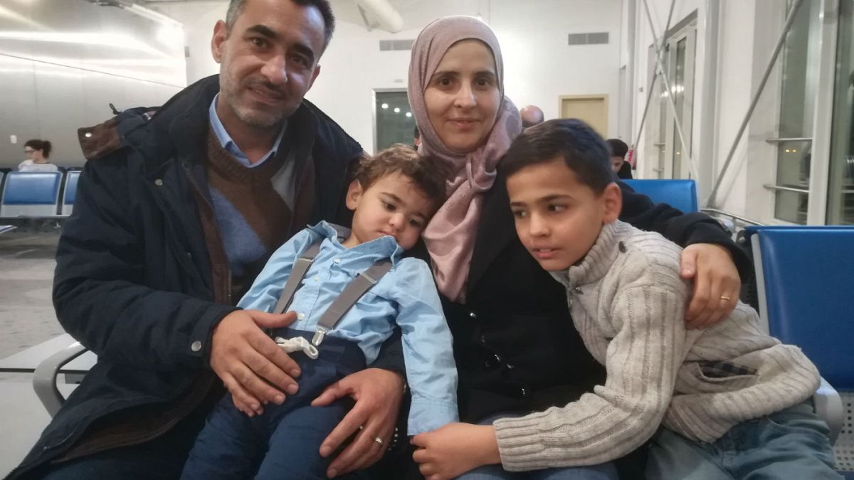 Familia de refugiados sirios en el aeropuerto de Atenas
