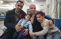 Familia de refugiados sirios en el aeropuerto de Atenas