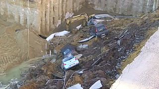 حفرة تبتلع عدداً من السيارات في روما
