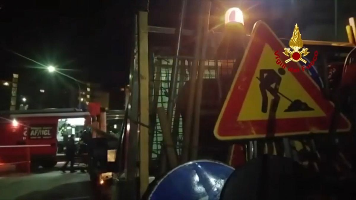 Plötzlich abgesackt: Straße in Rom verschlingt 7 Autos
