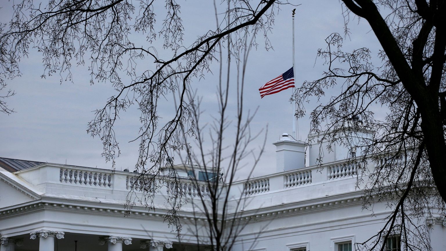 В США приспущены флаги