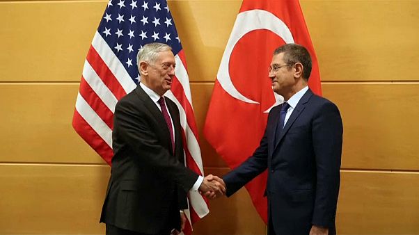 Il ministro della Difesa turco Canikli e il suo omologo Usa Mattis Il ministro della Difesa turco Canikli e il suo omologo Usa Mattis