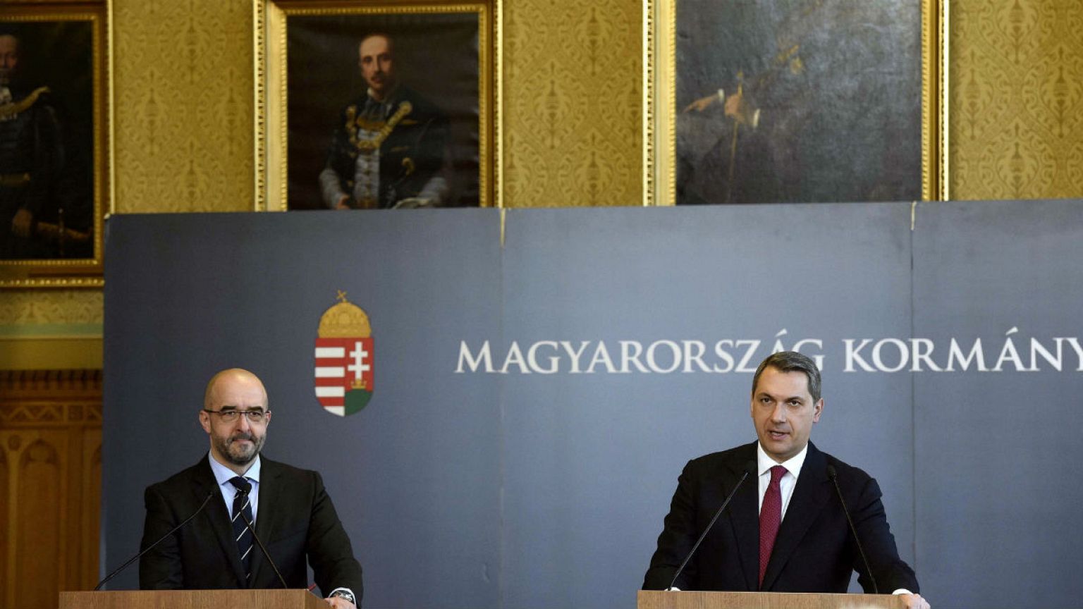 Lázár: a politikai menekülteknek szabad segíteni