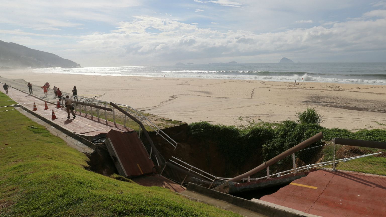 Tempestade provoca inclusive colpaso da ciclovia de São Conrado