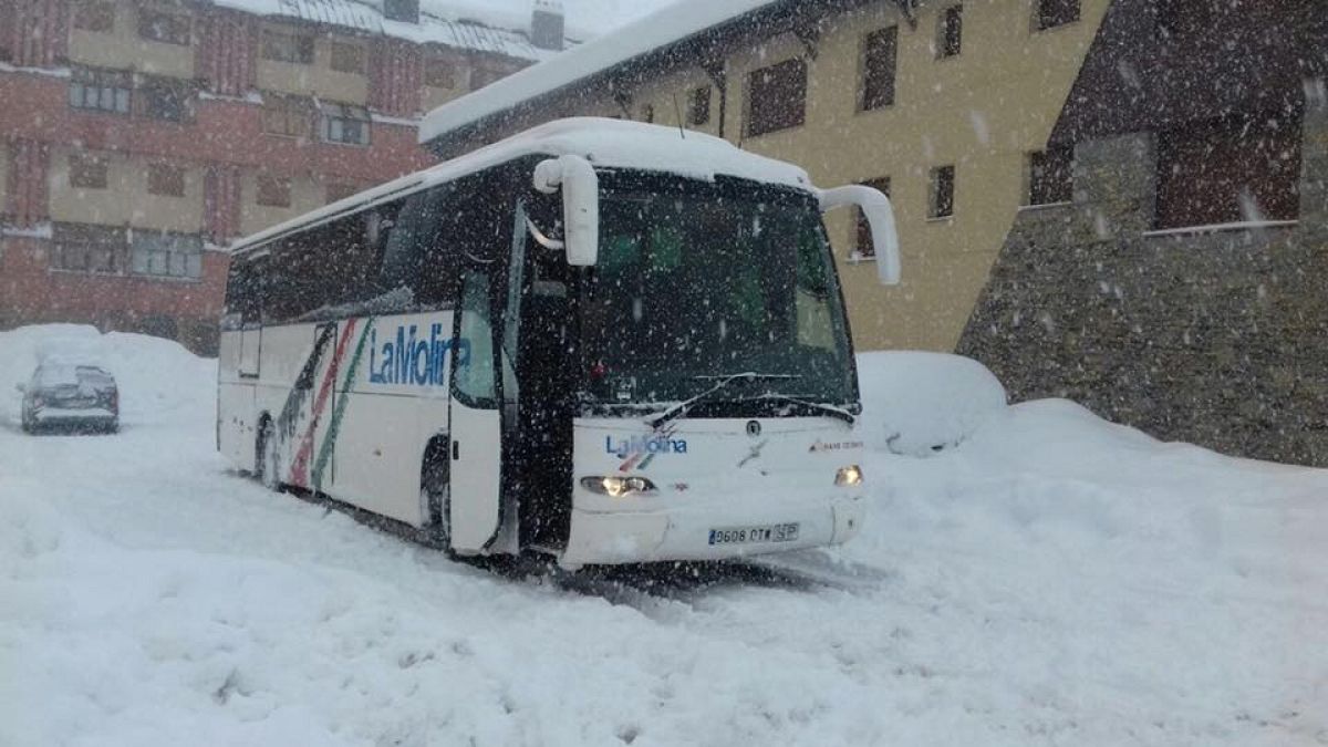 شاهد بالفيديو: حافلة تتقدم بين جدارين من الثلج في إقليم كاتالونيا 