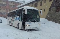 شاهد بالفيديو: حافلة تتقدم بين جدارين من الثلج في إقليم كاتالونيا 