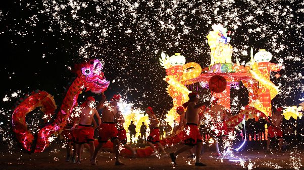 Tschüss Hahn, hallo Hund: Chinesisches Neujahrsfest weltweit Tschüss Hahn, hallo Hund: Chinesisches Neujahrsfest weltweit