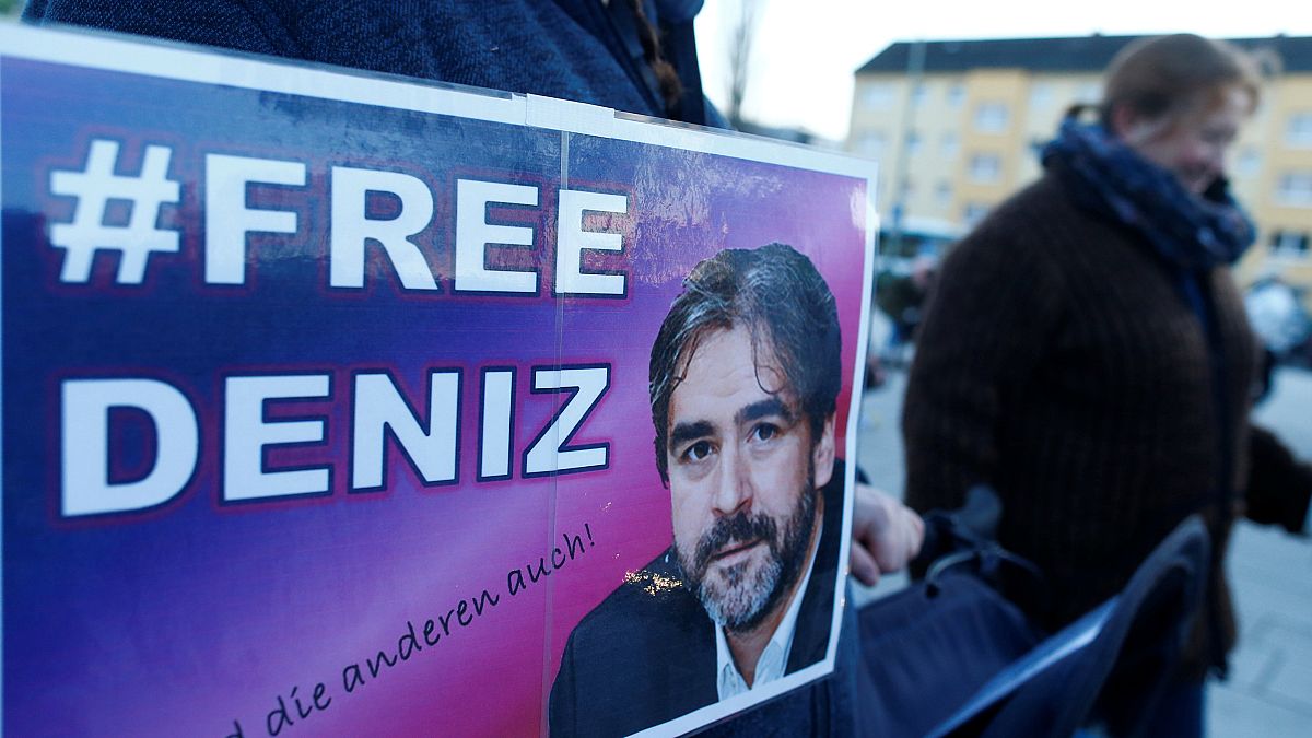 Jornalista turco-alemão Deniz Yücel libertado na Turquia