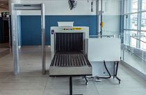 مسافری با کیفش زیر دستگاه اشعه ایکس رفت