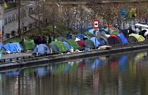 Paris’te iki bin kişi sokakta yaşayan insanlar için nöbet tuttu