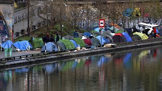 Paris’te iki bin kişi sokakta yaşayan insanlar için nöbet tuttu
