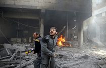 بمباران دوما سوریه؛ پسری از زیر آوار زنده بیرون کشیده می‌شود