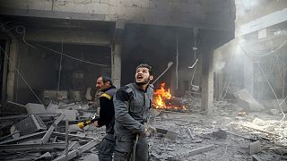 بمباران دوما سوریه؛ پسری از زیر آوار زنده بیرون کشیده می‌شود