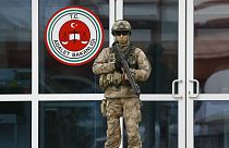 سرباز ترکیه در مقابل یکی از زندان های این کشور