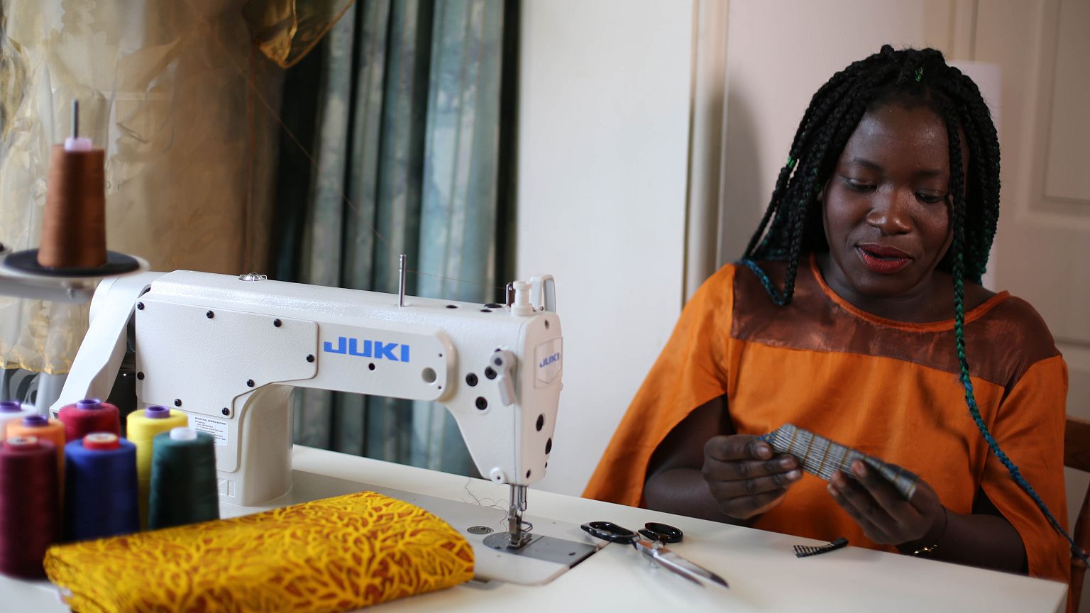 Former child refugee turned famous fashion designer to meet royals