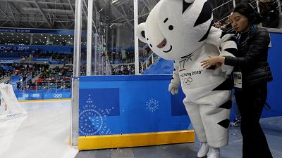 Mascote de PyeongChang sofre "acidente"
