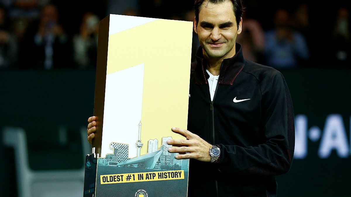 Roger Federer con su trofeo de número 21 más veterano