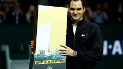 Roger Federer con su trofeo de número 21 más veterano