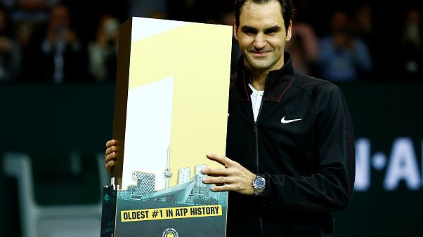 Roger Federer con su trofeo de número 21 más veterano Roger Federer con su trofeo de número 21 más veterano