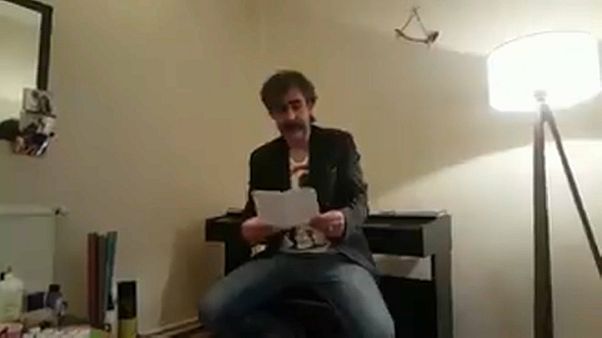 Deniz Yücel zurück in Berlin: "Vor 1 Jahr als Geisel genommen" Deniz Yücel zurück in Berlin: "Vor 1 Jahr als Geisel genommen"