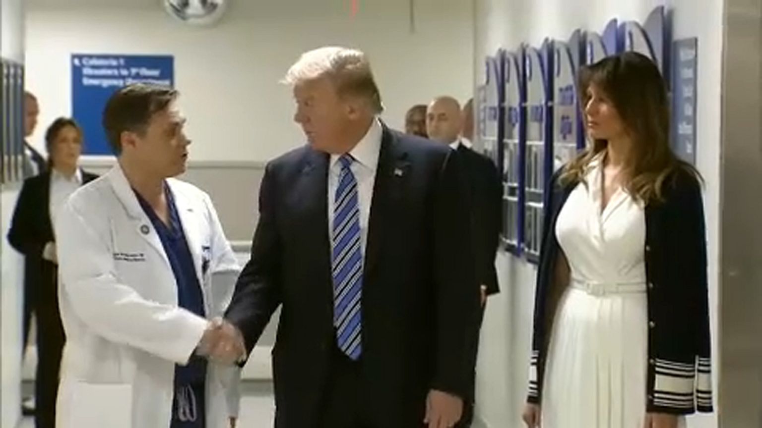 Trump meglátogatta a lövöldözés sérültjeit