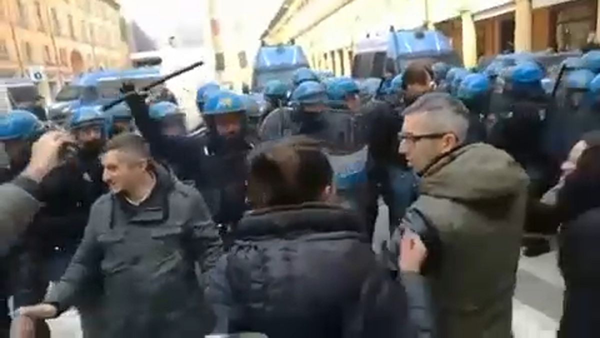 Zavargásba fulladt egy olasz antifasiszta tüntetés
