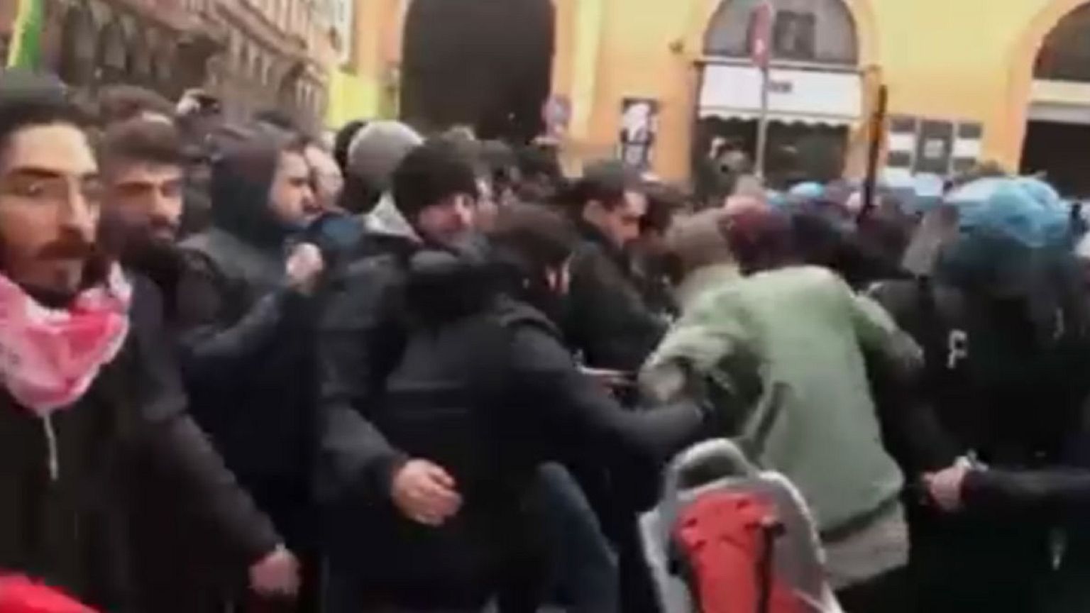 Μπολόνια: Συγκρούσεις αριστερών διαδηλωτών και αστυνομίας 