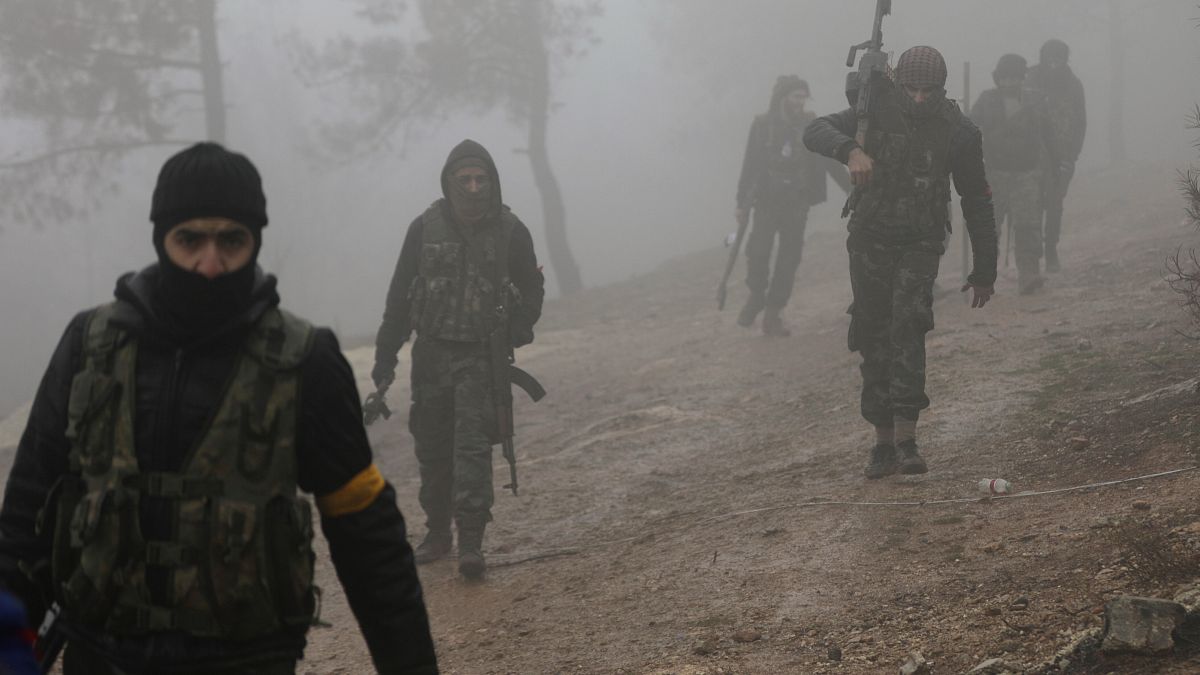 مقاتلون من الجيش السوري الحر الذين تدعمهم تركيا في منطقة شمال شرق عفرين 